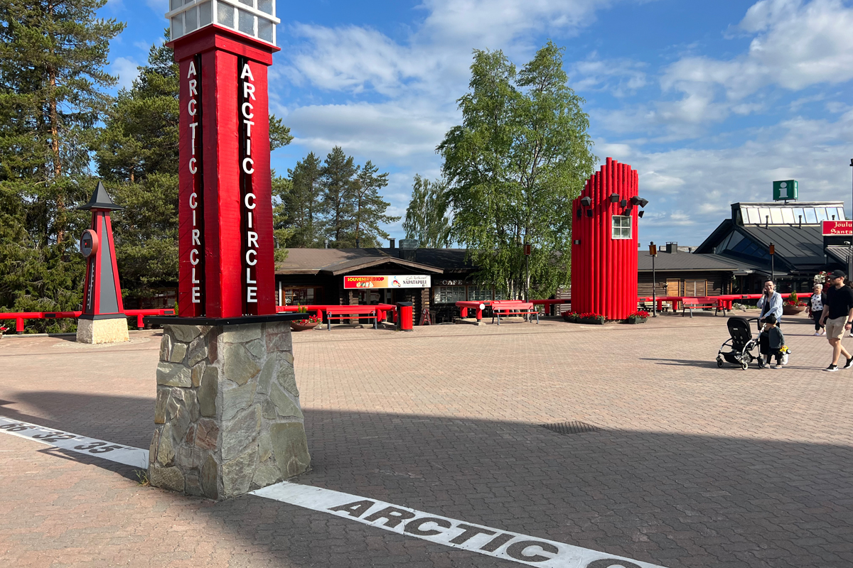 Fürs Fotoalbum ein Hopp über den berühmten Polarkreis im Santa Claus Village